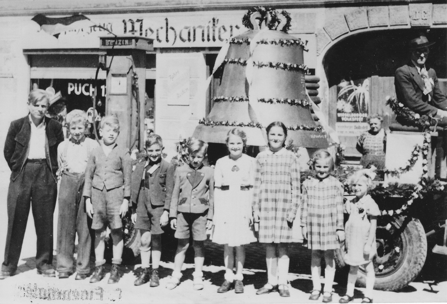 Kindergruppe bei der Glockenweihe 1949