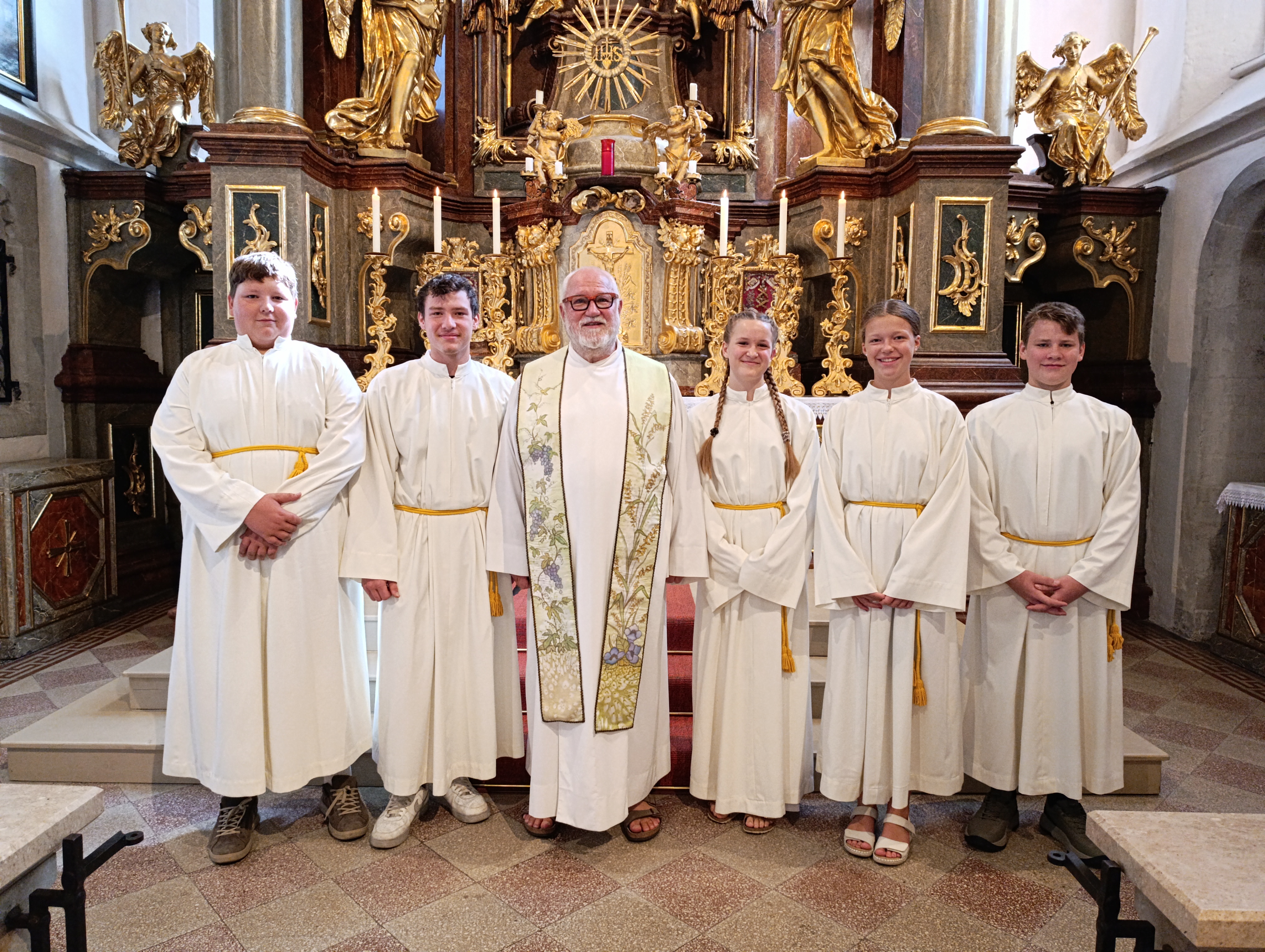 v.l. Valentin Kollarz, Johannes Buchegger, Pfarrer Wolfgang Reisenhofer, Nicole Tadla, Anja Daxauer und Andreas Buchegger