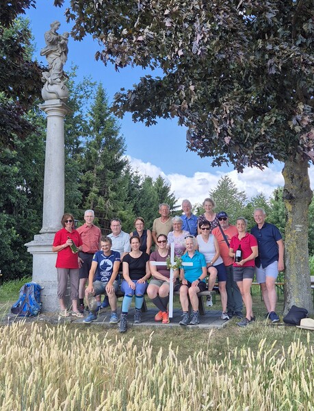 Die Pilgergruppe aus St. Pölten mit Dompfarrer Josef Kowar, Bürgermeister Martin Leonhardsberger, Stadträtin Maria Maier, Gemeinderat Franz Zöchbauer und den Manker Bäuerinnen Regina Hiesberger und Michaela Zöchbauer.