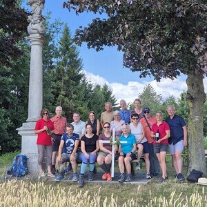 Die Pilgergruppe aus St. Pölten mit Dompfarrer Josef Kowar, Bürgermeister Martin Leonhardsberger, Stadträtin Maria Maier, Gemeinderat Franz Zöchbauer und den Manker Bäuerinnen Regina Hiesberger und Michaela Zöchbauer.